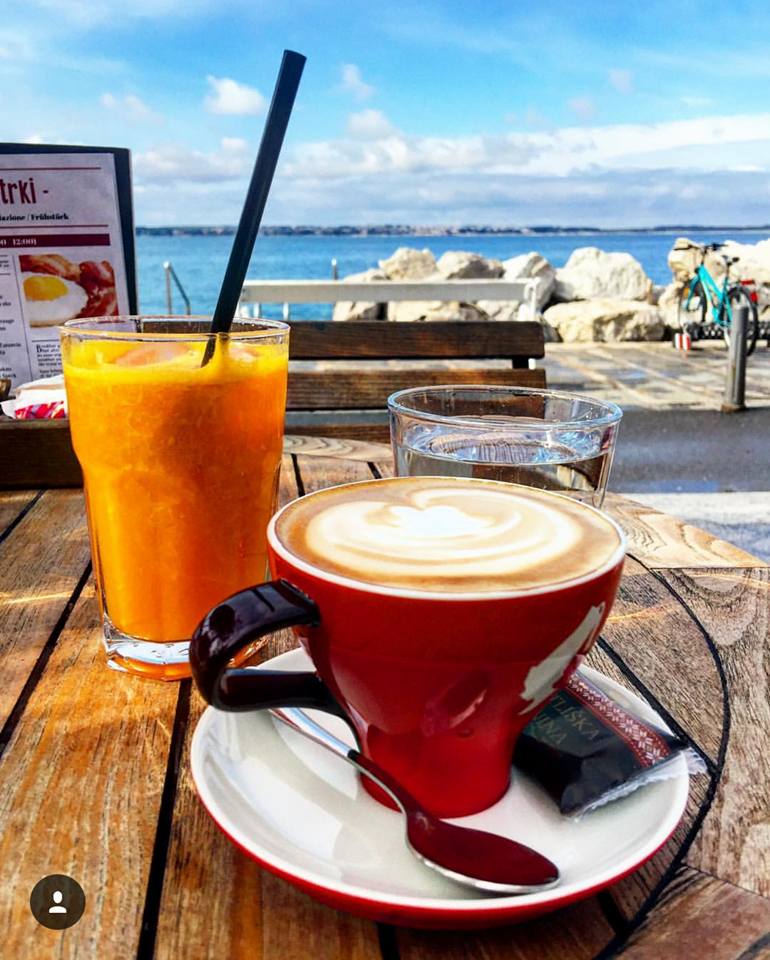 Kava in sok z razgledom na morje